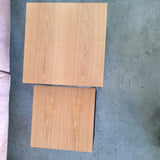 2 mesas "n" chapa de roble y metal negro 50 y 40 cm. EXPOSICIÓN