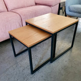 2 mesas "n" chapa de roble y metal negro 50 y 40 cm. EXPOSICIÓN