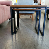 2 mesas "n" chapa de roble y metal negro 50 y 40 cm. EXPOSICIÓN