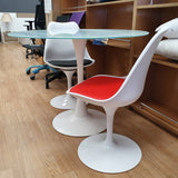 Silla Tul blanca giratoria asiento rojo