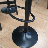 Taburete elevable y giratorio negro