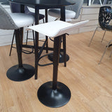 Taburete elevable y giratorio negro
