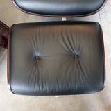 Lounge Chair: Reposapiés de piel negro - Ottoman