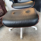 Lounge Chair: Reposapiés de piel negro - Ottoman EXPOSICIÓN