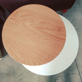 Mesita doble altura roble y blanco EXPOSICIÓN