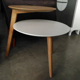 Mesita doble altura roble y blanco EXPOSICIÓN