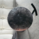 Mesa auxiliar metálica con asa niquel y negro