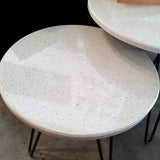 Mesa auxiliar de piedra blanca 45 cm.