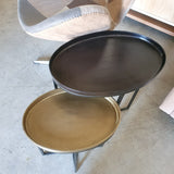 2 mesas auxiliares ovaladas con bandeja, latón y bronce
