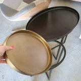 2 mesas auxiliares ovaladas con bandeja, latón y bronce