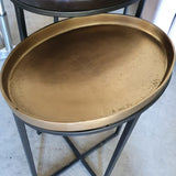 2 mesas auxiliares ovaladas con bandeja, latón y bronce