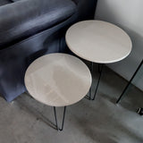 Mesa auxiliar de piedra blanca 45 cm.