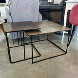 2 mesas de latón anticuario y metal negro 62 y 46 cm.