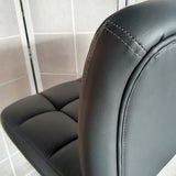 Taburete grande con capitoné blanco o gris oscuro