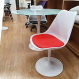 Silla Tul blanca giratoria asiento rojo