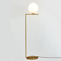 Lámpara de pie de latón minimal design globo blanco