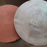 2 mesas de centro encajables de niquel y cobre 75 y 65 cm.