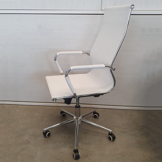 Silla de oficina blanca con respaldo en malla