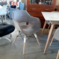 Sillón respaldo abierto tapizado gris / mostaza / menta