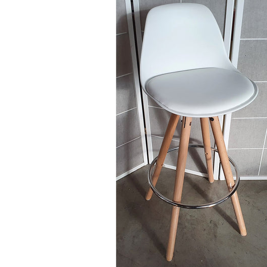 Taburete alto blanco con asiento en madera