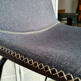 Taburete tapizado gris costura marcada